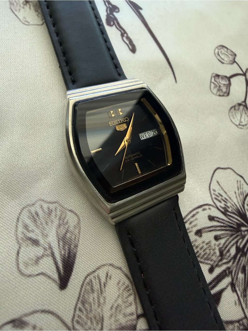 Vintage 1980s Seiko 5 Tv Dial Daydate Rare Uae Import 23j Automatic Watch